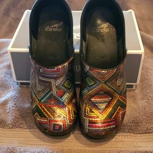 Sz 40 Dansko clogs EUC great colors!